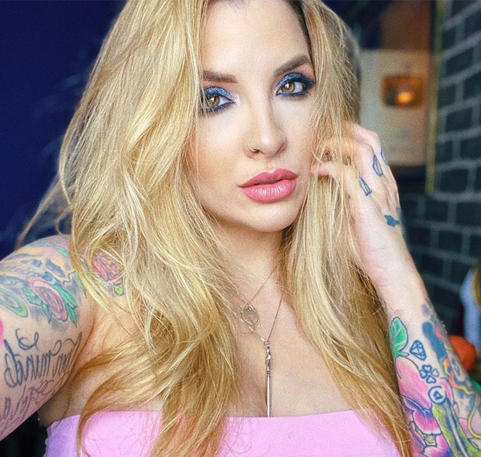 Ex-BBB Clara Aguilar finalmente levando rola
