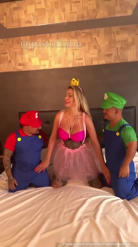 Andressa Urach dando pra dois anões pistolutos | 19 minutos
